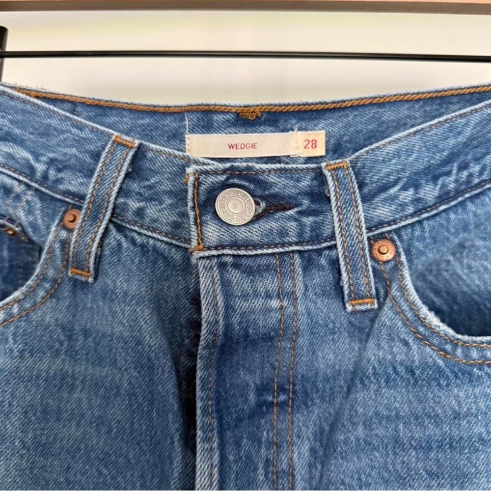 Levi's Wedgie Icon Ankle Medium Blue High-Rise Distressed Jeans - Picture 7 of 15